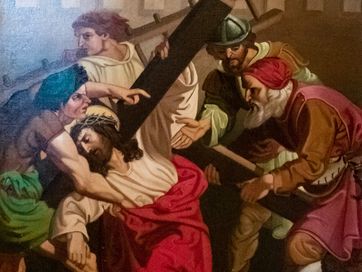 V. Station: Simon von Cyrene hilft Jesus das Kreuz tragen